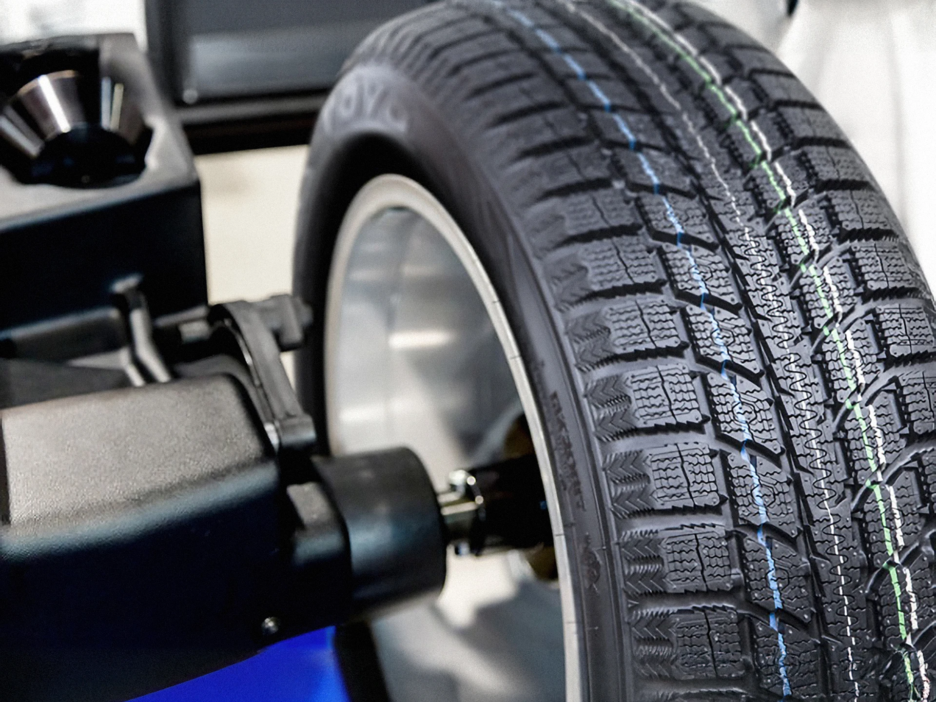 Service d'équilibrage des roues à notre garage Point S à Sainte-Catherine - Une roue de pneu automobile en cours d'équilibrage à l'aide d'une machine | Point S · Pneus et Mécanique Sainte-Catherine